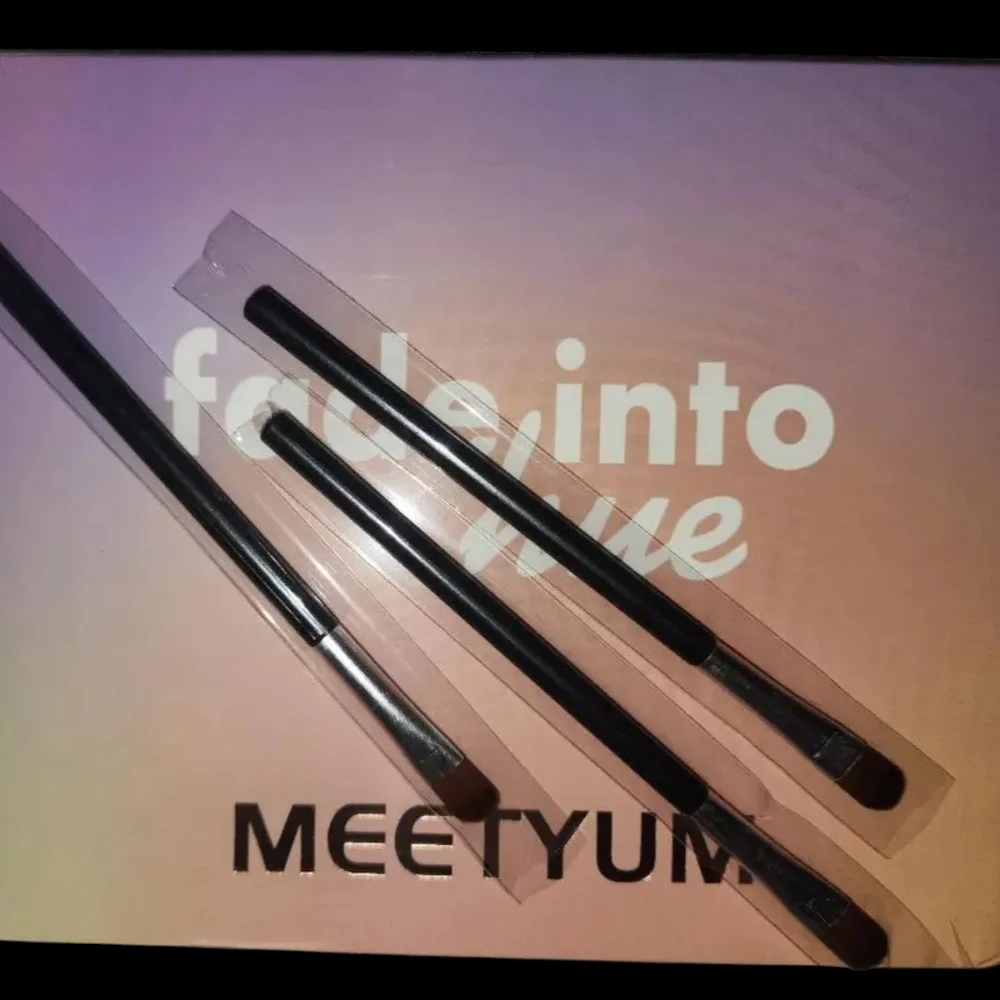 Large Eyeshadow Palette with Brushes - Vibrant Multi-Color - Picture 6 of 7